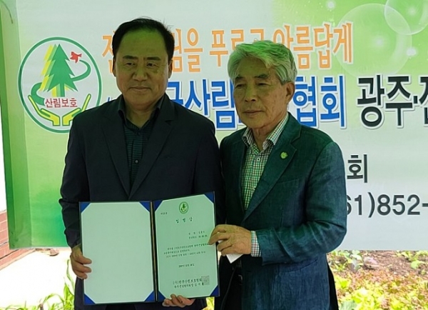 ▲ (왼쪽부터) 김동기 보성군 지회장, 광주.전남협의회 김시환 회장