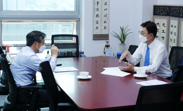 김철우 보성군수가 25일 지역구 국회의원인 김승남 의원실을 방문해 신규사업의 타당성에 대해 설명하고 공동대응 방안에 대해 논의했다. [사진=보성군]