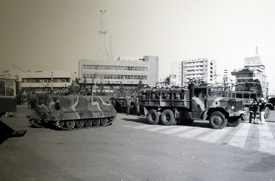 노먼 소프 '1980년 5월 27일 전남도청 광장의 계엄군 차량'