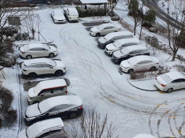 2월 들어 첫 주말인 5일 광주지역 아파트 단지에는 밤새 눈이 내려 출근길 승용차들이 불편을 겪었다.[사진=신종천 선임기자]