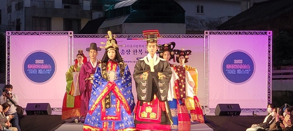 14일 광주 충장로 5가에서 열리고 있는 한복 패션쇼./최영태 기자