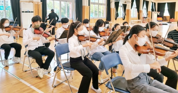광주 5 18청소년오케스트라 단원들이 연주회를 앞두고 연습 중이다./5 18민주화운동부상자회 제공