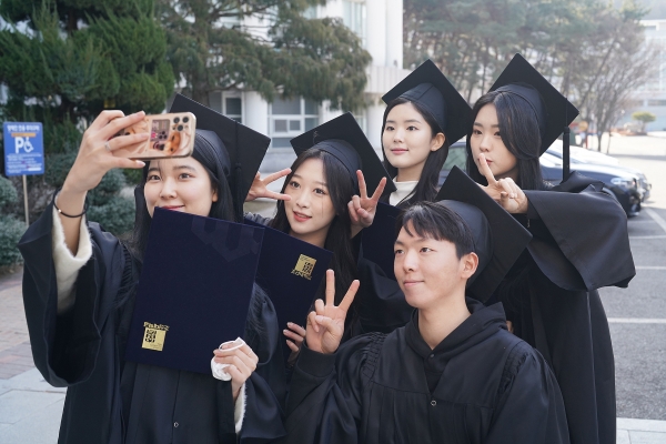 조선대학교에서 24일 2022학년도 전기 학위수여식을 마친 졸업생들이 기념촬영을 하고 있다./조선대 제공