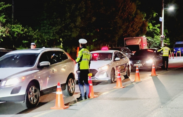 광주 동부경찰서는 17일 밤 동구 계림동의 한 이면 도로변에서 음주단속을 벌이고 있다./ 신종천 선임기자