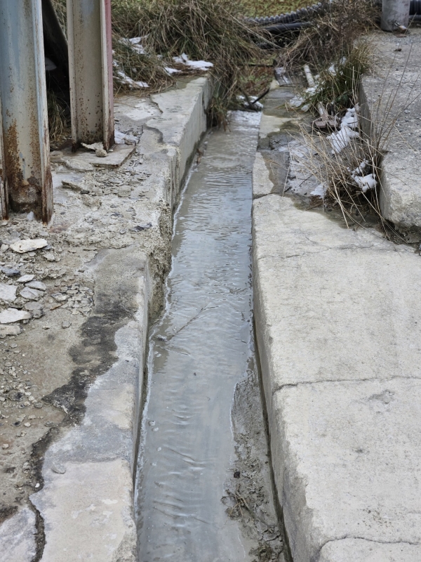 해남군 산이명 S산업에서 발생한 폐수와 슬러지가 개거를 통해 인근 농경지와 방죽으로 흘러가고 있다. /문주현 기자<br>