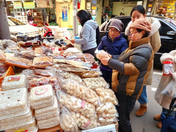 설 대목을 맞은 광주광역시 북구 말바우시장에는 7일, 차례상에 올릴 재수용품을 구입하려는 시민들로 북적였다./신종천 선임기자