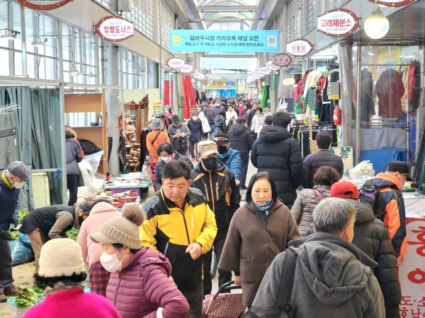 ​설 대목을 맞은 광주광역시 북구 말바우시장에는 7일, 차례상에 올릴 재수용품을 구입하려는 시민들로 북적였다./신종천 선임기자​