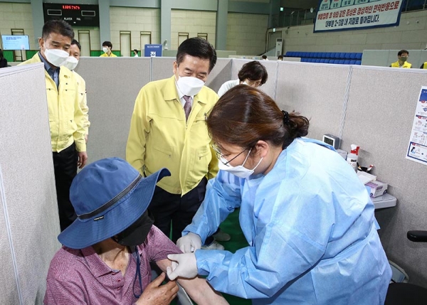 4월 15일 구충곤 군수가 예방접종센터를 점검하는 모습.