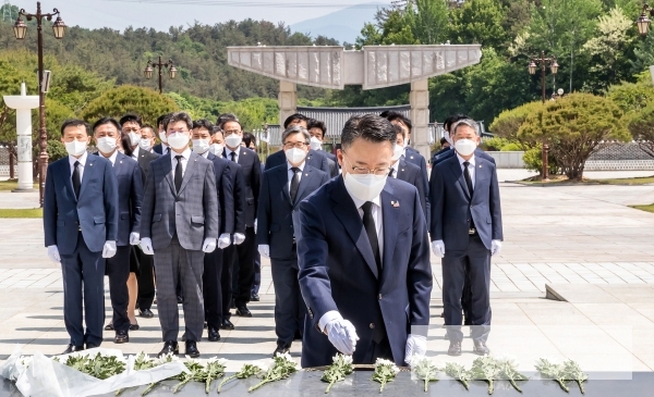 송종욱 광주은행장과 임직원 등 국립5·18민주묘지를 참배.
