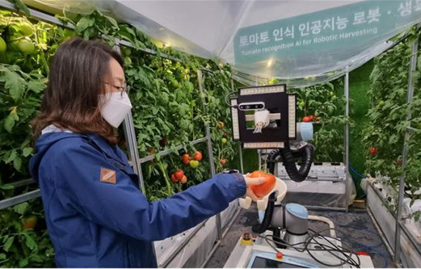 '디지털 농업용 로봇'이 21일부터 열리고 있는 국제농업박람회장에 전시되고 있다. [사진=전남농기원]