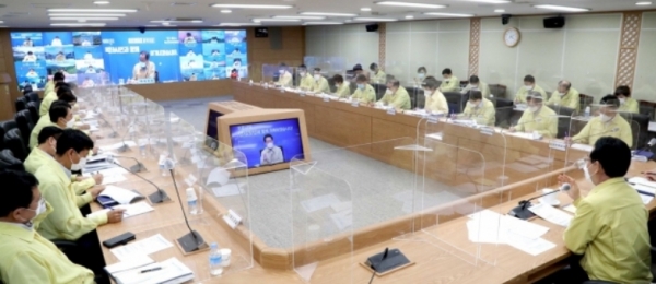 김영록 전남지사가 코로나19 대책회의를 주재하고 있다. [전남도]