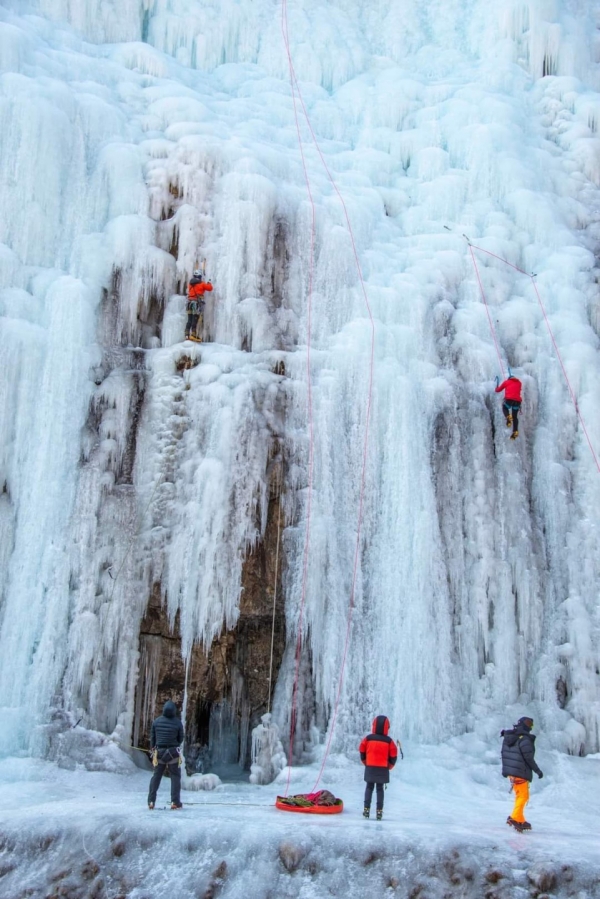 아이스클라이밍을 하는 빙벽등반가들. [사진=김병철 시민기자]