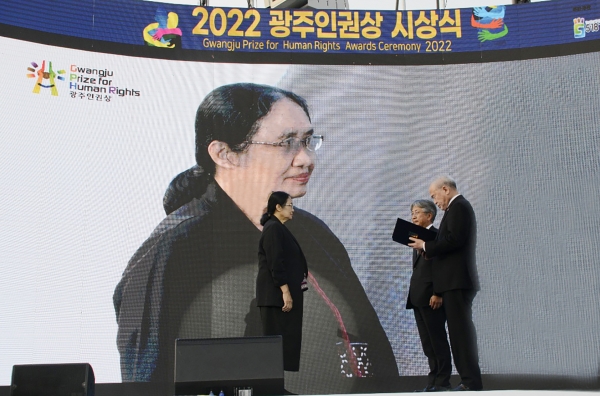 18일 5·18 민주광장에서 열린 2022광주인권상 수상자 신시아 마웅(Cynthia Maung)씨에 대한 시상식에서 정동년 5·18 기념재단이사장(우측)이 수여하고 있다.최영태 시민기자