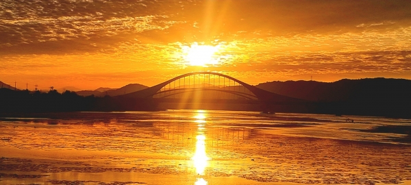 [가을이 만든 아침여명] 22일 오전 광주 북구 영산강변에 아침 일출이 떠오르면서 아름다운 여명빛이 만들어 지고 있다./ 김경규 시민기자
