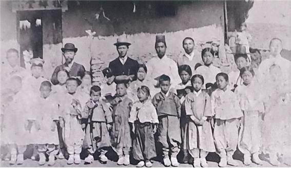 황해도 광진학교 교사 시절 김구와 학생들(1906)/전시실. [사진=정성환 기자]