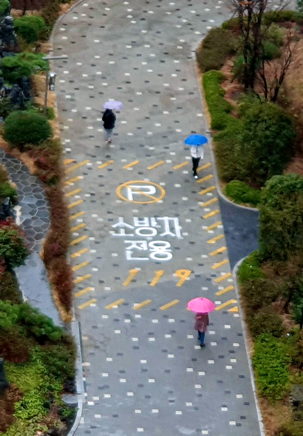 23일 오전 전국 곳곳에 건조함을 해소해줄 단비가 내리고 있는 가운데 광주광역시 동구의 한 아파트에서 주민들이 우산을 쓰고 걷고 있다./신종천 선임기자