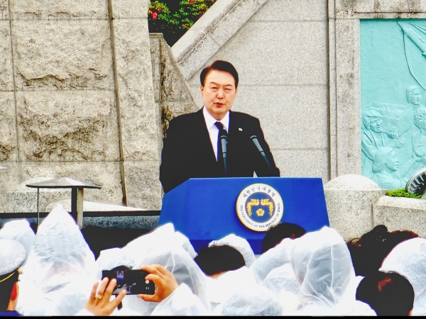 18일 오전 국립 5·18 민주묘지에서 열린 제43주년 5·18 광주민주화운동 기념식에서 윤석열 대통령이 기념사를 하고있다./최영태 기자